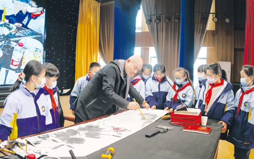 书画艺术进校园——著名水墨书画家冯加新现场展示、教授学生国画绘画技巧