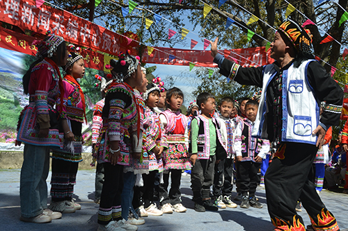 云南省弥渡县寅街镇瓦哲村举办“二月八传统踏歌会” 展现彝家风情与民族和谐